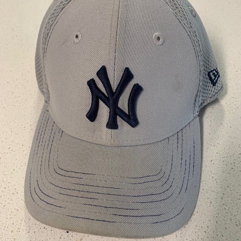 New York Yankees New Era Size M/L Hat Grey with Navy Blue Logo